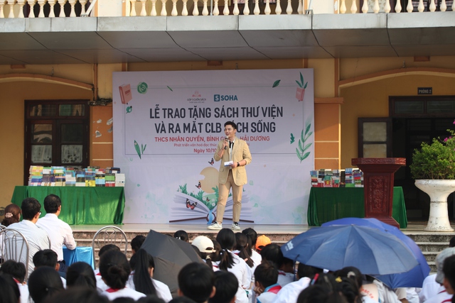 MC Mạnh Khang "đơ tay" vì học sinh ở Hải Dương đòi ký tặng - Ảnh 5.