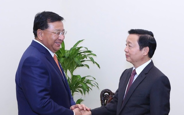 Phó Thủ tướng Trần Hồng Hà trao đổi cùng Chủ tịch CRCC Đới Hòa Căn. Ảnh: VGP Phó Thủ tướng Trần Hồng Hà trao đổi cùng Chủ tịch CRCC Đới Hòa Căn. Ảnh: VGP