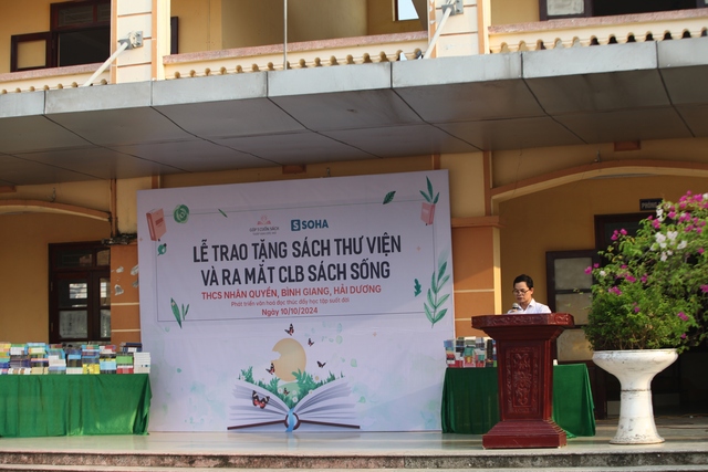 MC Mạnh Khang "đơ tay" vì học sinh ở Hải Dương đòi ký tặng - Ảnh 2.