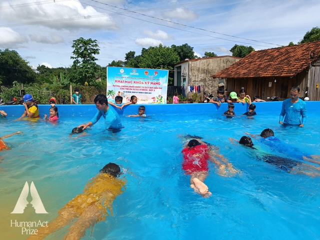 Có một niềm vui nho nhỏ: "Các cô chú mang bể bơi về đây, con đã biết bơi và không còn sợ nước" - Ảnh 3.