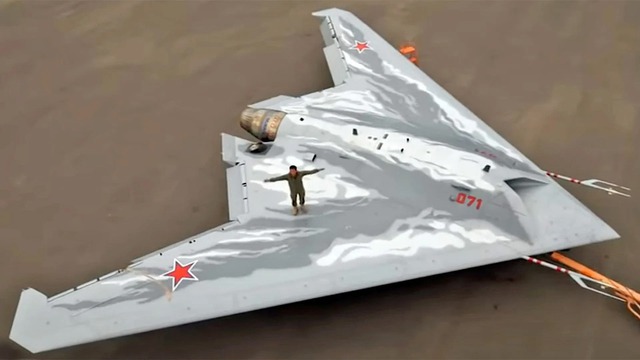 Số phận của S-70 Okhotnik sau khi bị Su-57 bắn hạ trên bầu trời Ukraine - Ảnh 2.