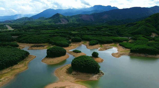 Phát hiện một "vịnh Hạ Long thu nhỏ" ở Đà Nẵng, cách thành phố 20km, du khách nhận xét cực hợp đi vào mùa thu - Ảnh 3.