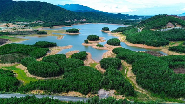 Phát hiện một "vịnh Hạ Long thu nhỏ" ở Đà Nẵng, cách thành phố 20km, du khách nhận xét cực hợp đi vào mùa thu - Ảnh 2.