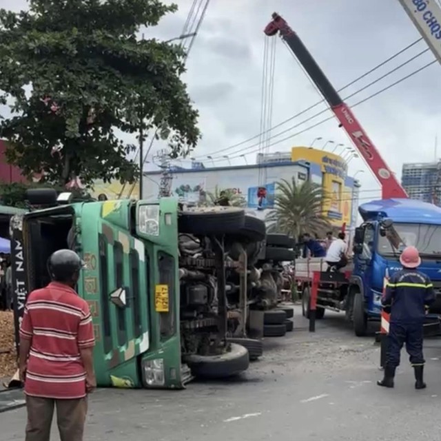 Tai nạn kinh hoàng: Xe lật, đè 3 người đi đường tử vong - Ảnh 1.