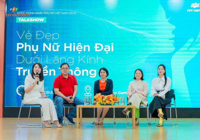 Talkshow "Phụ nữ hiện đại dưới lăng kính truyền thông": Diễn giả Phương Anh bị sinh viên hỏi khó - Ảnh 1.