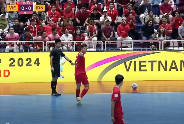 TRỰC TIẾP Việt Nam 0-1 Indonesia: Tuyển Việt Nam vùng lên mạnh mẽ - Ảnh 5.