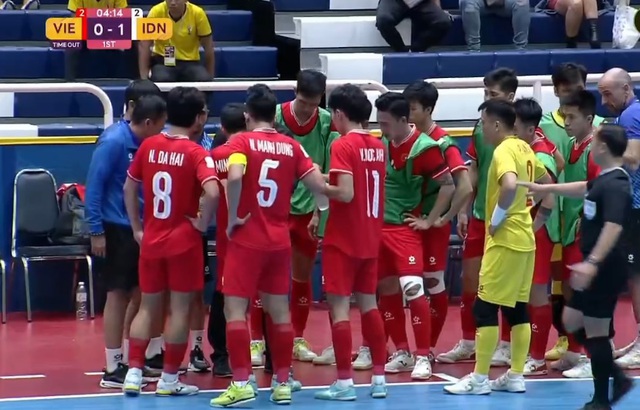 TRỰC TIẾP Việt Nam 0-1 Indonesia: Tuyển Việt Nam vùng lên mạnh mẽ - Ảnh 3.