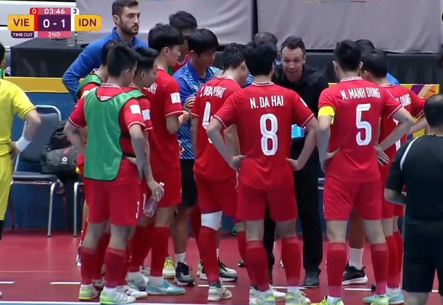 TRỰC TIẾP Việt Nam 0-1 Indonesia: Tuyển Việt Nam vùng lên mạnh mẽ - Ảnh 1.