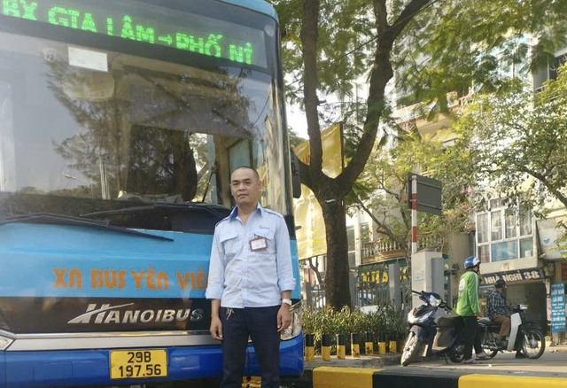 Hà Nội: Phụ xe buýt khống chế đối tượng móc túi 'nhanh như chớp', hành khách vỡ òa nhận lại tài sản - Ảnh 3.