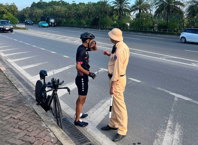 Bất chấp biển cấm, hàng loạt “cua rơ” coi thường tính mạng, ngang nhiên đi xe đạp trên cầu Nhật Tân - Ảnh 3.