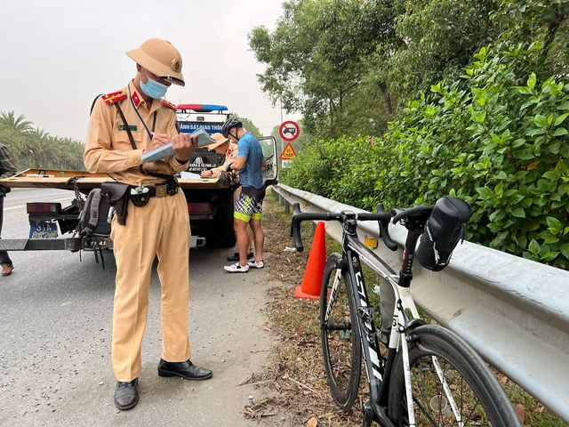 Bất chấp biển cấm, hàng loạt “cua rơ” coi thường tính mạng, ngang nhiên đi xe đạp trên cầu Nhật Tân - Ảnh 5.