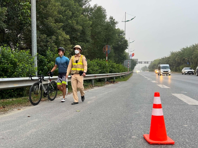 Bất chấp biển cấm, hàng loạt “cua rơ” coi thường tính mạng, ngang nhiên đi xe đạp trên cầu Nhật Tân - Ảnh 1.