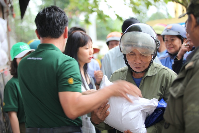 Hạt gạo nghĩa tình và niềm hạnh phúc của bà con Lệ Thủy - Ảnh 2.