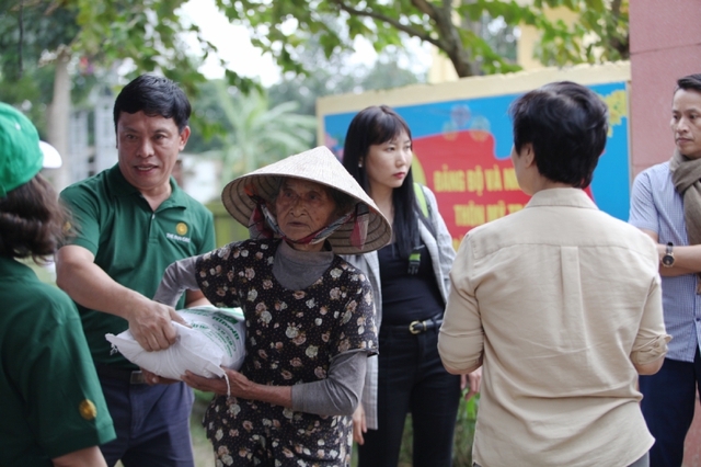 Hạt gạo nghĩa tình và niềm hạnh phúc của bà con Lệ Thủy - Ảnh 1.