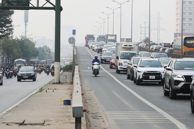 Bất chấp nguy hiểm đi xe máy vào cao tốc, người đàn ông nói do "vội" - Ảnh 2.