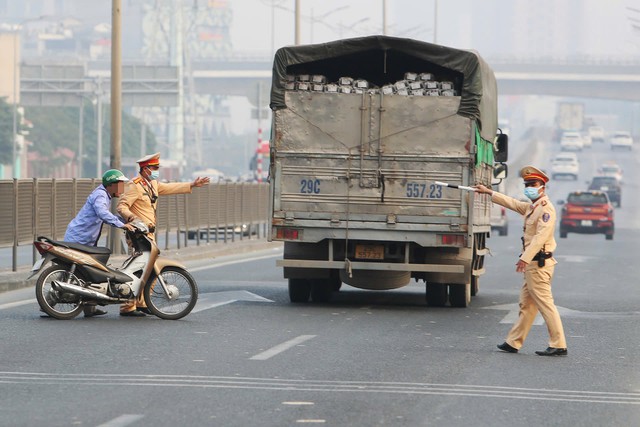 Bất chấp nguy hiểm đi xe máy vào cao tốc, người đàn ông nói do "vội" - Ảnh 3.