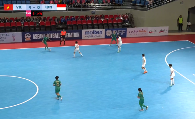 TRỰC TIẾP Việt Nam 4-0 Indonesia: Tuyển Việt Nam tạo ra "cơn mưa bàn thắng" - Ảnh 1.