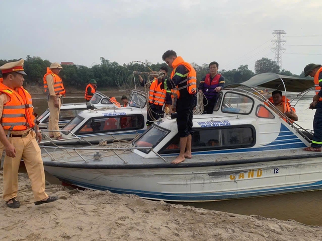 Vụ 5 học sinh đuối nước mất tích trên sông Hồng: Gần 100 cán bộ, chiến sĩ tìm kiếm phạm vi hàng chục km - Ảnh 6.