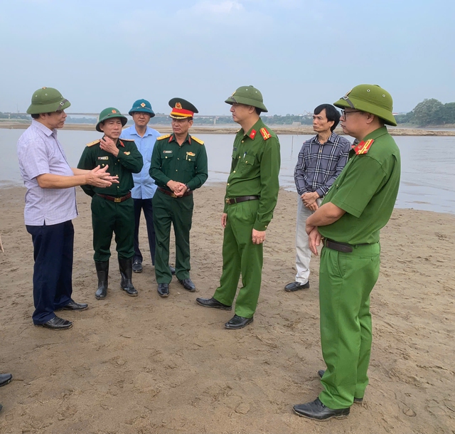 Vụ 5 học sinh đuối nước mất tích trên sông Hồng: Gần 100 cán bộ, chiến sĩ tìm kiếm phạm vi hàng chục km - Ảnh 2.