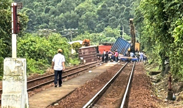 Tàu trật bánh, đường sắt Bắc Nam đang tê liệt - Ảnh 5.