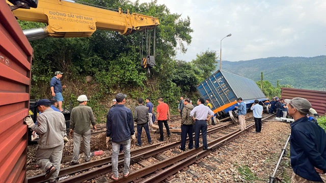 Tàu trật bánh, đường sắt Bắc Nam đang tê liệt - Ảnh 2.