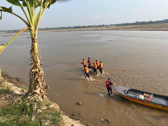 Vụ 5 học sinh tử vong thương tâm: "Cát sụt xuống khiến các em hoảng loạn, rồi kéo nhau xuống" - Ảnh 1.