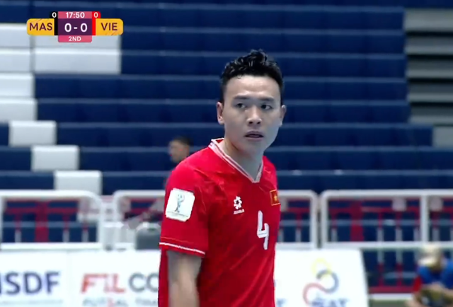 TRỰC TIẾP Việt Nam 2-0 Malaysia: Tuyển thủ Malaysia phải trả giá sau sai lầm - Ảnh 4.