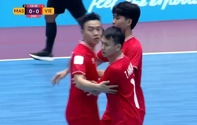 TRỰC TIẾP Việt Nam 2-0 Malaysia: Tuyển thủ Malaysia phải trả giá sau sai lầm - Ảnh 2.