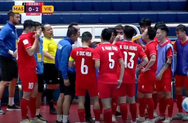 TRỰC TIẾP Việt Nam 2-0 Malaysia: Tuyển thủ Malaysia phải trả giá sau sai lầm - Ảnh 1.