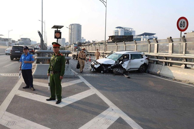 Cảnh sát giải cứu một người đàn ông trong chiếc ô tô nát bét ở Hà Nội - Ảnh 1.