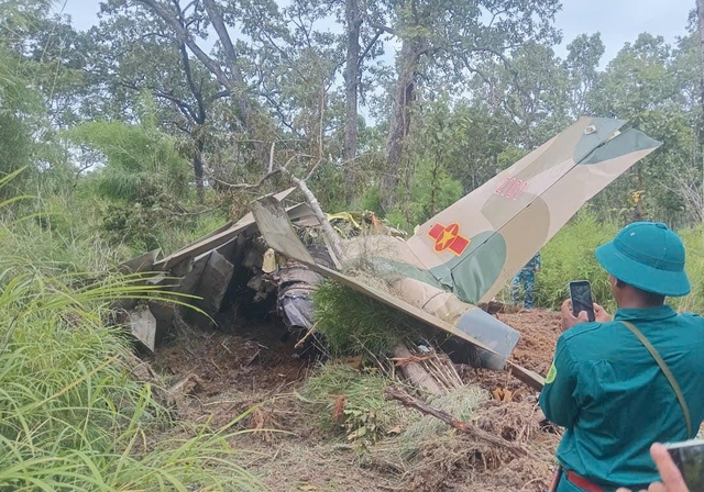 Hình ảnh từ hiện trường chiếc máy bay Yak-130 rơi: Nhiều bộ phận biến dạng, mảnh vỡ bắn tung tóe - Ảnh 3.