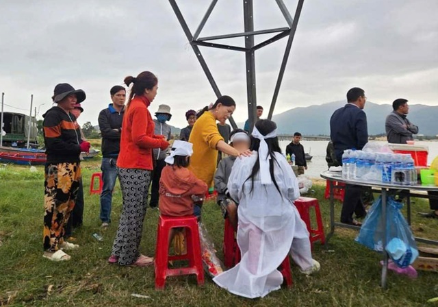 Đôi vợ chồng tử vong khi đi đánh cá: Xót cảnh 4 đứa trẻ đói khát, ngóng chờ nhưng bố mẹ mãi không về nữa - Ảnh 1.