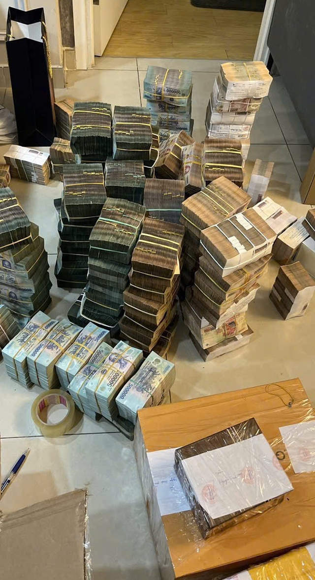 Choáng ngợp với hàng trăm kg vàng, USD và dàn siêu xe của TikToker Phó Đức Nam - Ảnh 6.