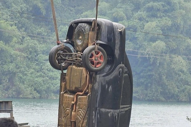 Vụ ph&aacute;t hiện thi thể trong &ocirc; t&ocirc; dưới l&ograve;ng hồ H&ograve;a B&igrave;nh: H&eacute; lộ nguy&ecirc;n nh&acirc;n - Ảnh 1.