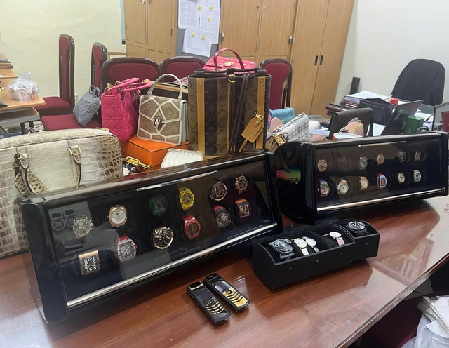 Choáng ngợp với hàng trăm kg vàng, USD và dàn siêu xe của TikToker Phó Đức Nam - Ảnh 5.