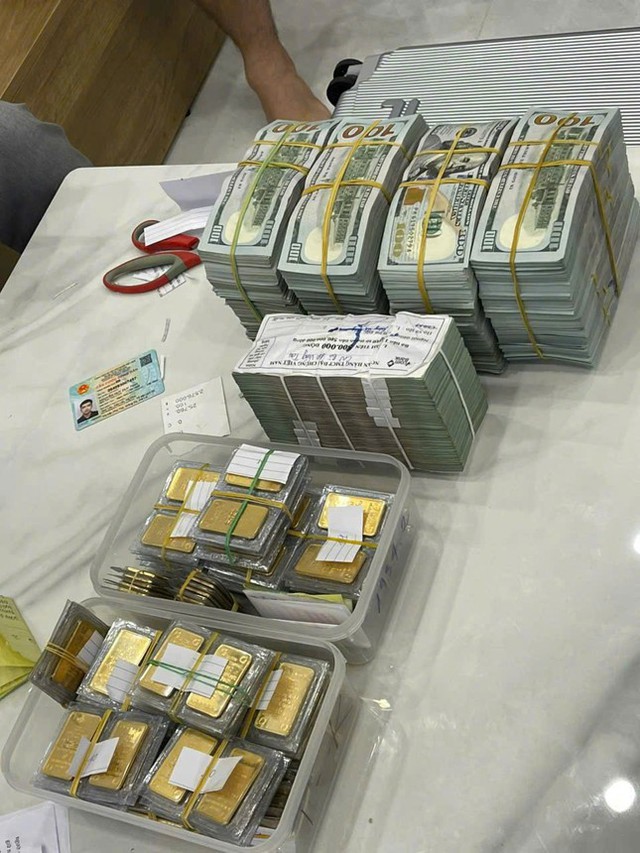 Choáng ngợp với hàng trăm kg vàng, USD và dàn siêu xe của TikToker Phó Đức Nam - Ảnh 9.