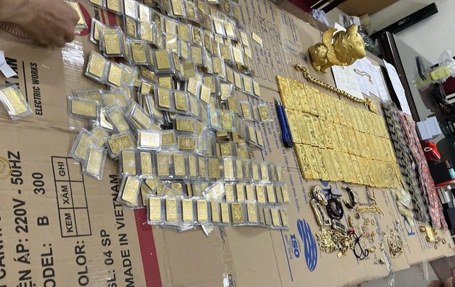 Choáng ngợp với hàng trăm kg vàng, USD và dàn siêu xe của TikToker Phó Đức Nam - Ảnh 10.