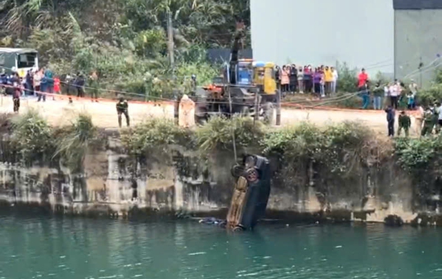 Vụ ph&aacute;t hiện thi thể trong &ocirc; t&ocirc; dưới l&ograve;ng hồ H&ograve;a B&igrave;nh: H&eacute; lộ nguy&ecirc;n nh&acirc;n - Ảnh 2.