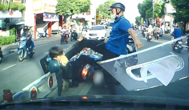 Người đ&agrave;n &ocirc;ng đ&aacute;nh d&atilde; man c&ocirc; g&aacute;i giữa phố TP.HCM: "T&ocirc;i c&oacute; nhiều &aacute;p lực cuộc sống, vợ bỏ đi, bố mẹ từ mặt" - Ảnh 2.