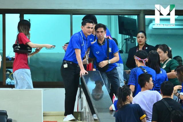 TRỰC TIẾP Thái Lan 1-0 Malaysia: Thủ môn Malaysia mắc sai lầm ngớ ngẩn, biếu không bàn thắng cho đối thủ - Ảnh 6.