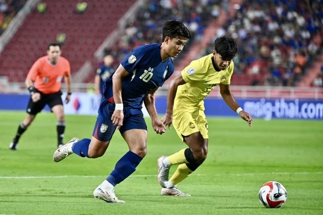 TRỰC TIẾP Thái Lan 1-0 Malaysia: Thủ môn Malaysia mắc sai lầm ngớ ngẩn, biếu không bàn thắng cho đối thủ - Ảnh 3.