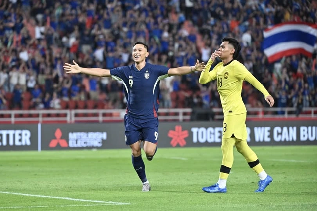 TRỰC TIẾP Thái Lan 1-0 Malaysia: Thủ môn Malaysia mắc sai lầm ngớ ngẩn, biếu không bàn thắng cho đối thủ - Ảnh 1.