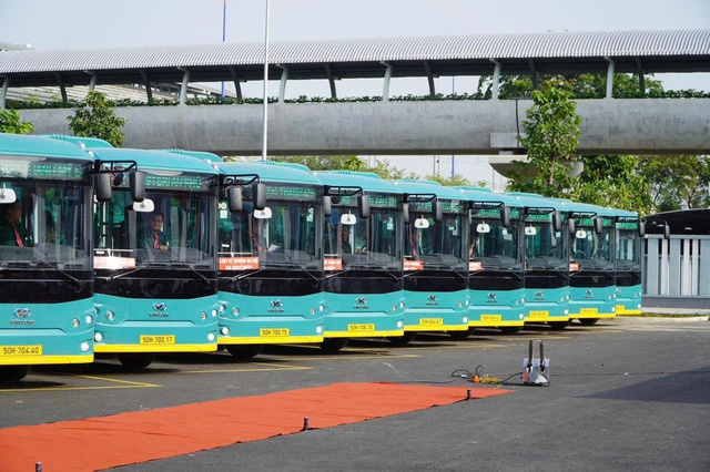 150 chiếc xe "sang xịn" đã lăn bánh, giúp kết nối tuyến metro 43.000 tỷ đồng, đắt và dài nhất Việt Nam - Ảnh 2.