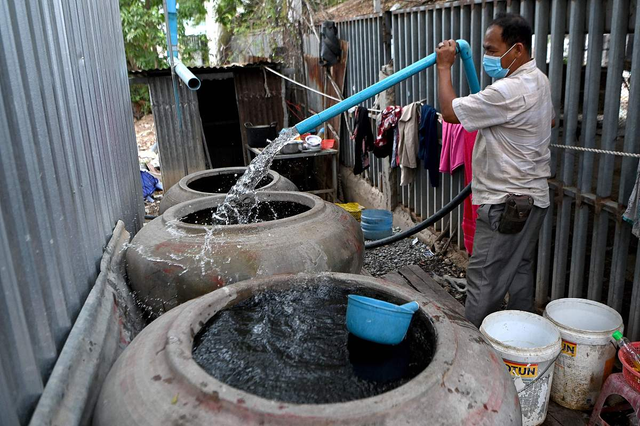 Khoan giếng nước trong sân nhà, cụ ông bị phạt 17 triệu đồng: Gia đình tranh cãi với cán bộ, đòi xé giấy phạt - Ảnh 3.