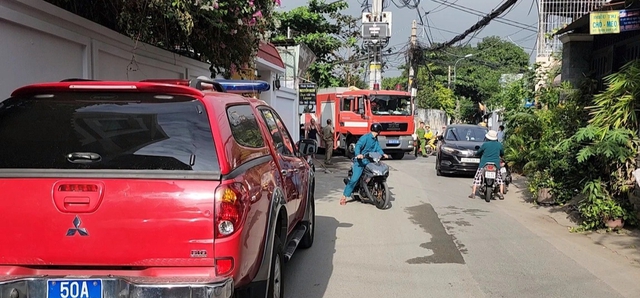 Cháy nhà có gần 80 người thuê trọ TP.HCM, 2 vợ chồng trẻ tử vong, công an đang đưa nhiều người đi cấp cứu - Ảnh 4.