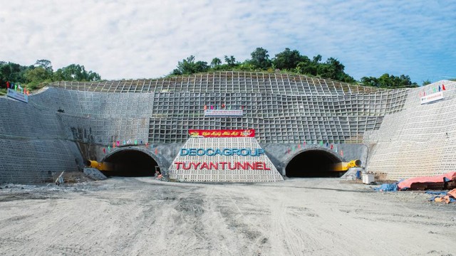 Hầm xuyên núi trên tuyến cao tốc 10.700 tỷ đồng đón tin vui ngày cuối năm 2024 - Ảnh 2.