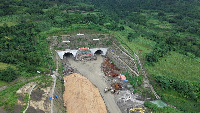 Hầm xuyên núi trên tuyến cao tốc 10.700 tỷ đồng đón tin vui ngày cuối năm 2024 - Ảnh 1.