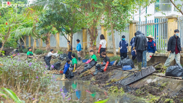 Chàng trai bỏ việc lương khá để dầm mình dưới sông dọn rác, sợ hãi khi bị kim tiêm đâm thẳng vào đùi - Ảnh 2.