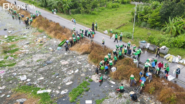 Chàng trai bỏ việc lương khá để dầm mình dưới sông dọn rác, sợ hãi khi bị kim tiêm đâm thẳng vào đùi - Ảnh 3.