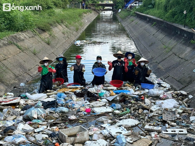 Chàng trai bỏ việc lương khá để dầm mình dưới sông dọn rác, sợ hãi khi bị kim tiêm đâm thẳng vào đùi - Ảnh 4.